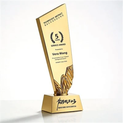 Gullbelagt Peak Resin Trophy